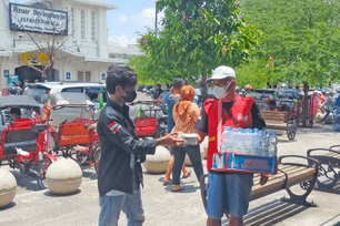 Komunitas Motor Honda Berbagi Makan Siang di Pasar Beringharjo